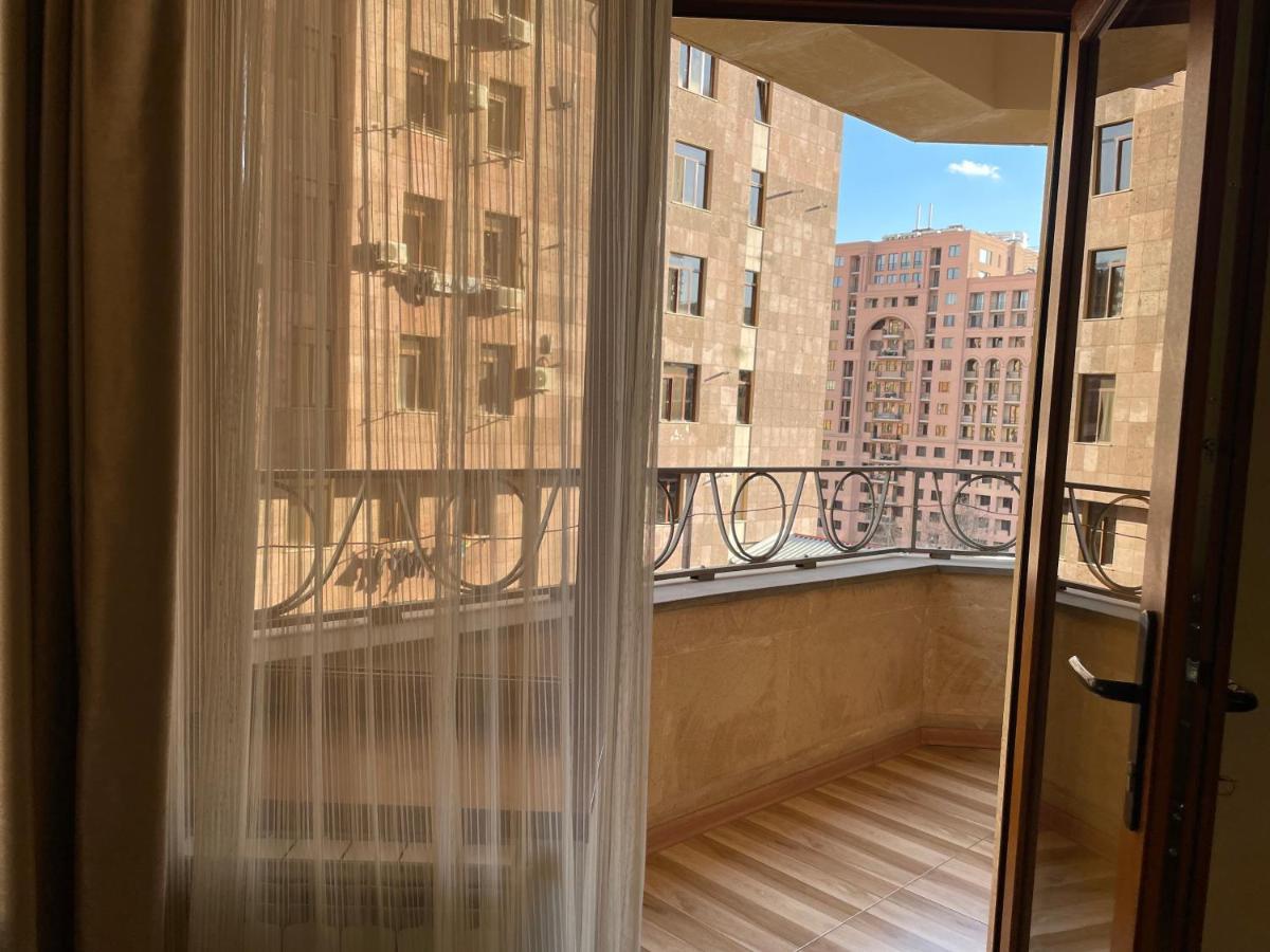 Superior Apt. With Balcony On Aram Street Apartman Jereván Kültér fotó