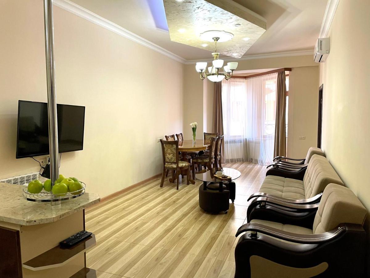 Superior Apt. With Balcony On Aram Street Apartman Jereván Kültér fotó