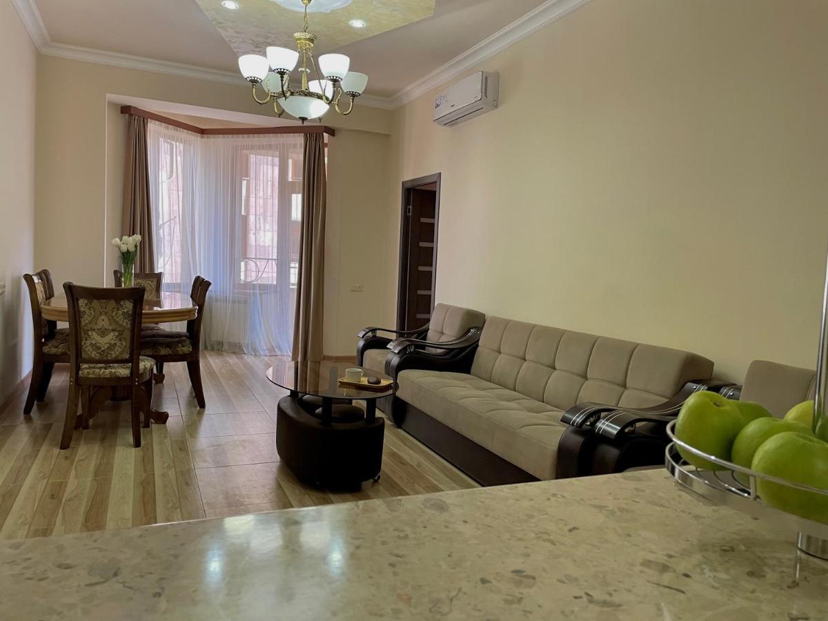 Superior Apt. With Balcony On Aram Street Apartman Jereván Kültér fotó