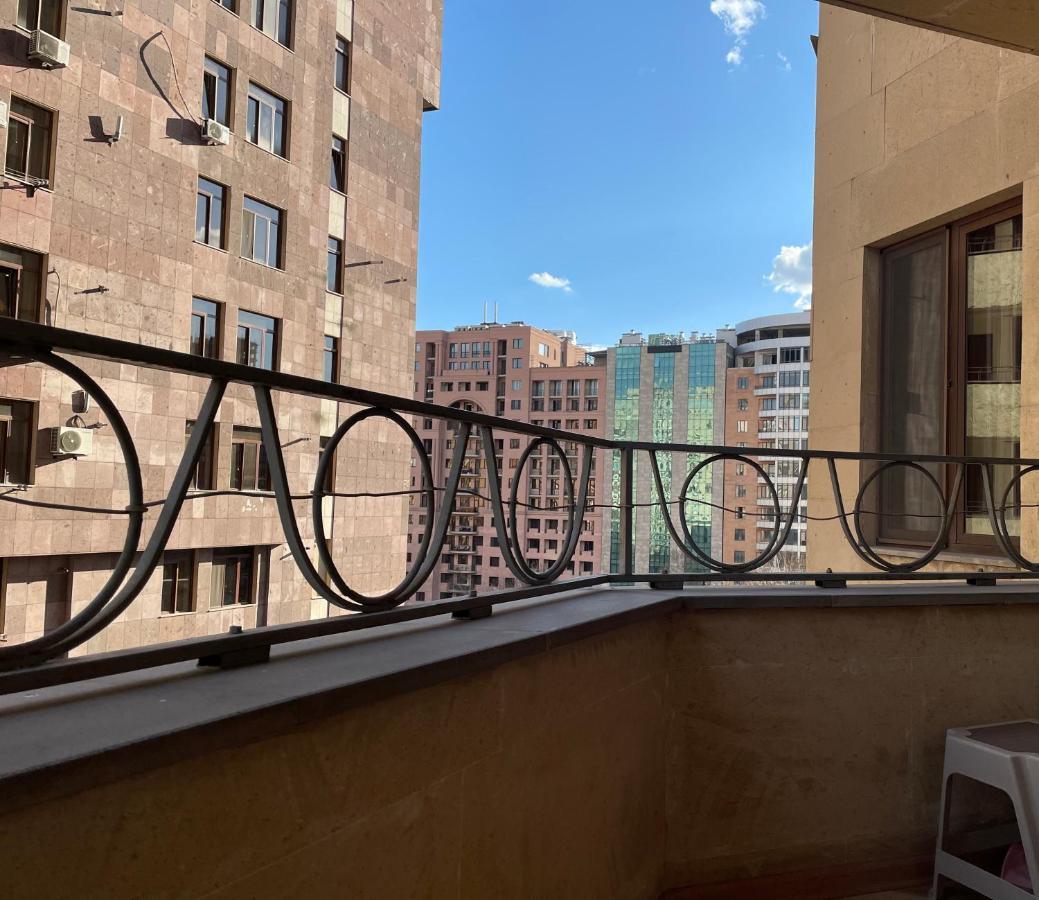 Superior Apt. With Balcony On Aram Street Apartman Jereván Kültér fotó